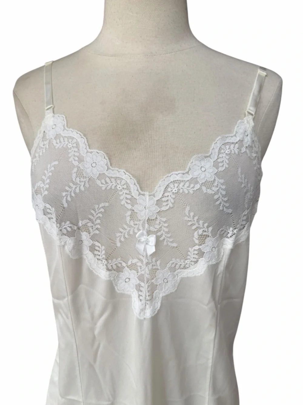 1980s/90s Ashley Taylor 100% Nylon Ivory V-Neckline Scalloped Floral Lace Slip - Picture 2 of 7